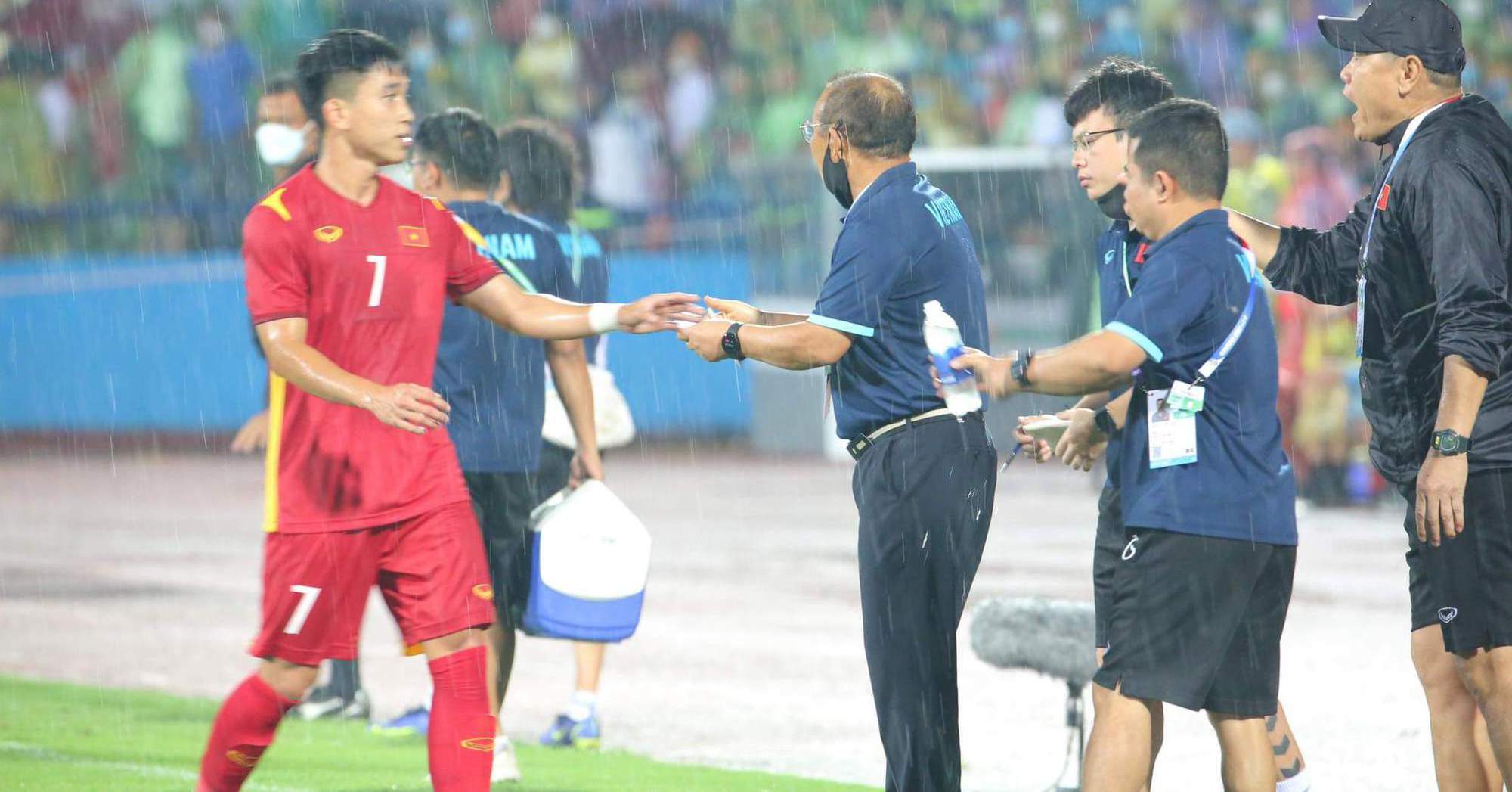 Coach Park Hang-seo only lacks water to enter the field… to score a goal against U23 Philippines!