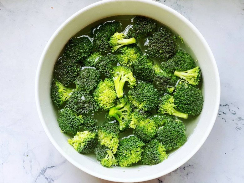 Xào súp lơ đừng cho vào ngay, thêm bước này món ăn xanh giòn, ngon không mất dinh dưỡng - Ảnh 3.