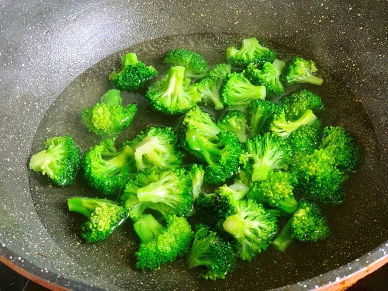 Stir-fry cauliflower, don't put it in right away, add this step to a crispy, delicious green dish without losing nutrition - Photo 5.