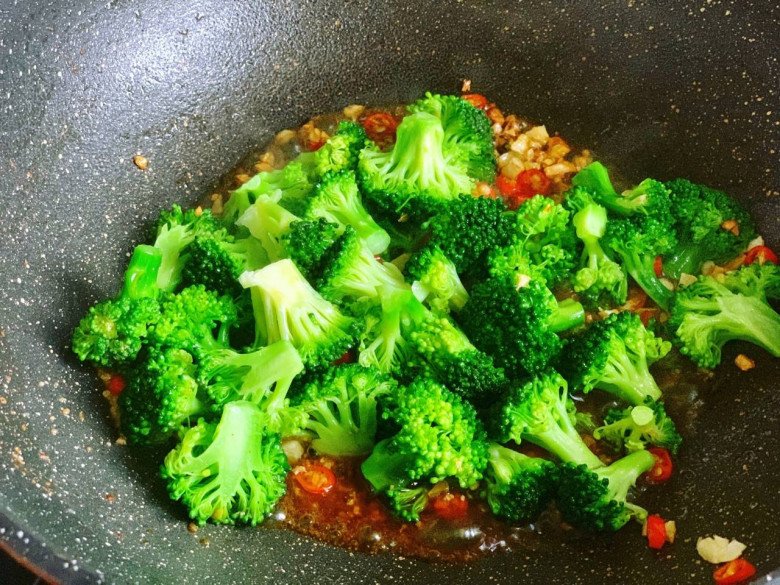 Stir-fry cauliflower, don't add it right away, add this step to a crispy, delicious green dish without losing nutrition - Photo 9.