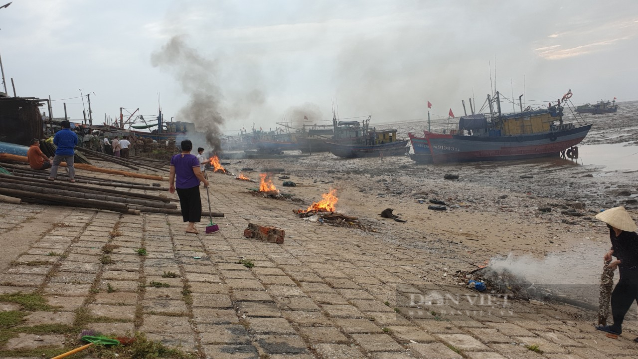 Thanh Hóa: Xã Ngư Lộc huy động các đoàn thể và hàng trăm người dân tổ chức thu gom rác thải dọc bãi biển - Ảnh 2.