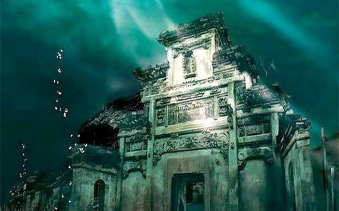 Mysterious ancient city lies under the lake