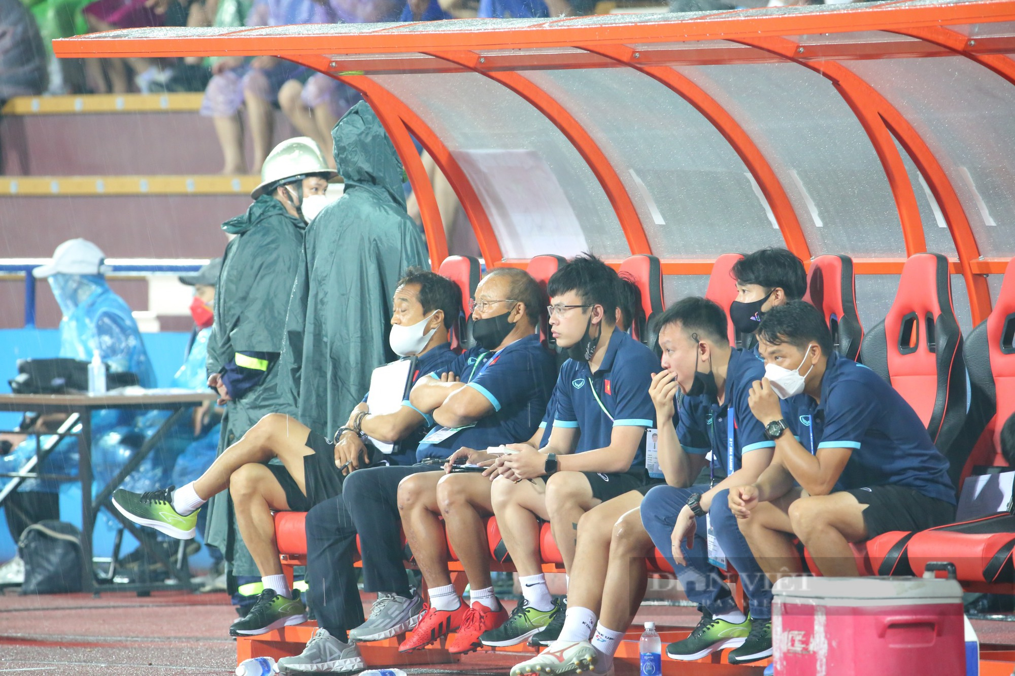 HLV Park Hang-seo đứng ngồi không yên khi U23 Việt Nam để hoà Philippes - Ảnh 5.
