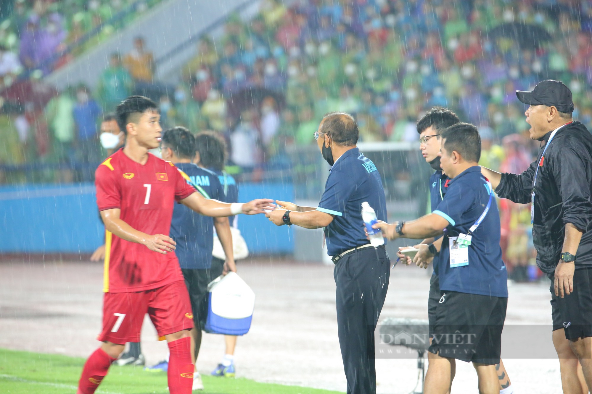 HLV Park Hang-seo đứng ngồi không yên khi U23 Việt Nam để hoà Philippes - Ảnh 6.