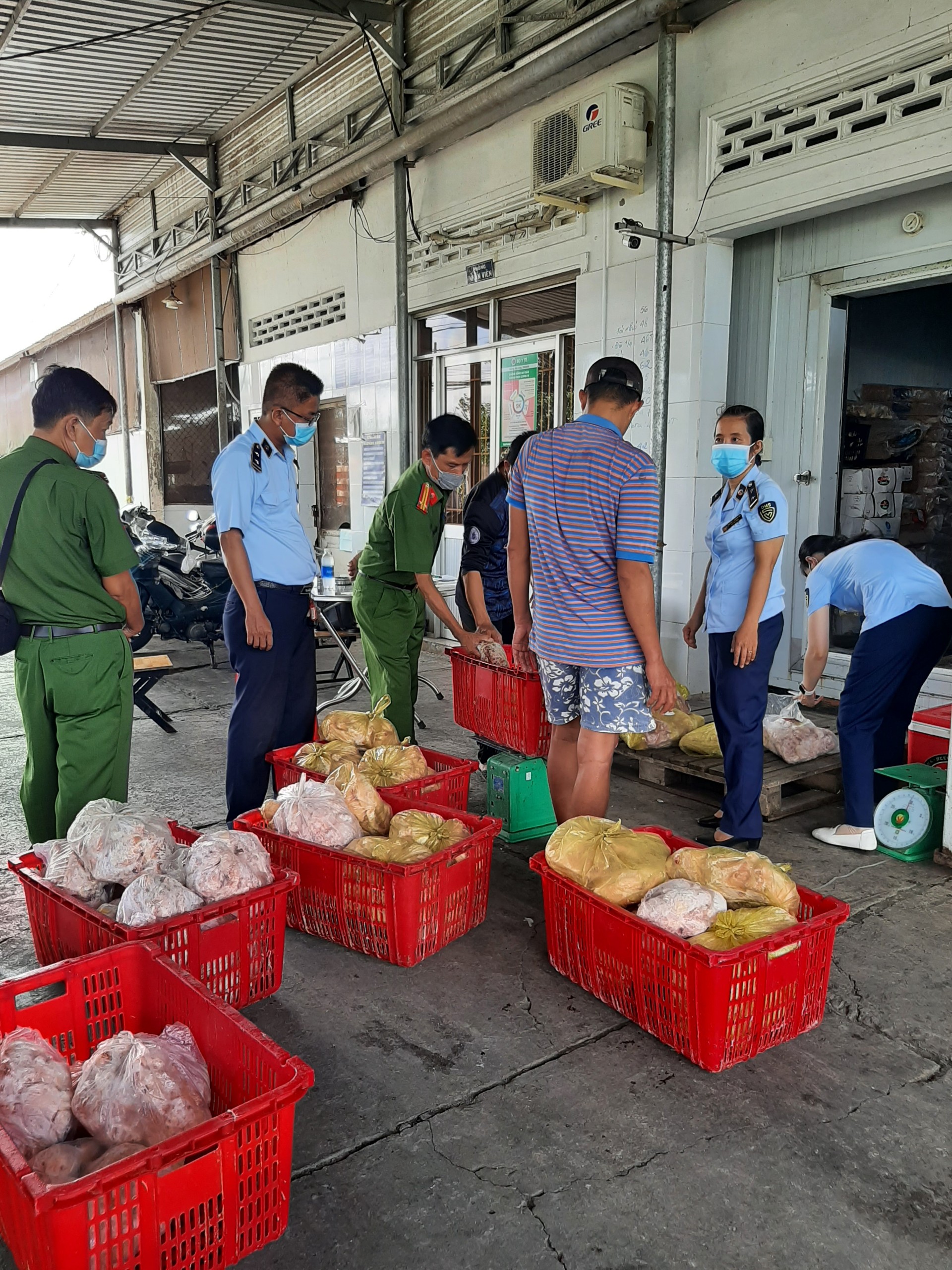 Ngang nhiên kinh doanh hàng trăm kg thực phẩm đông lạnh không rõ nguồn gốc xuất xứ - Ảnh 2.