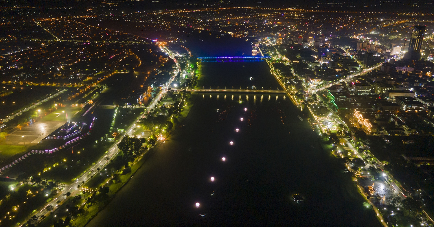 Hue lights up 7 giant lotus flowers on the Perfume River, starting the 8-day Buddha’s birthday celebration