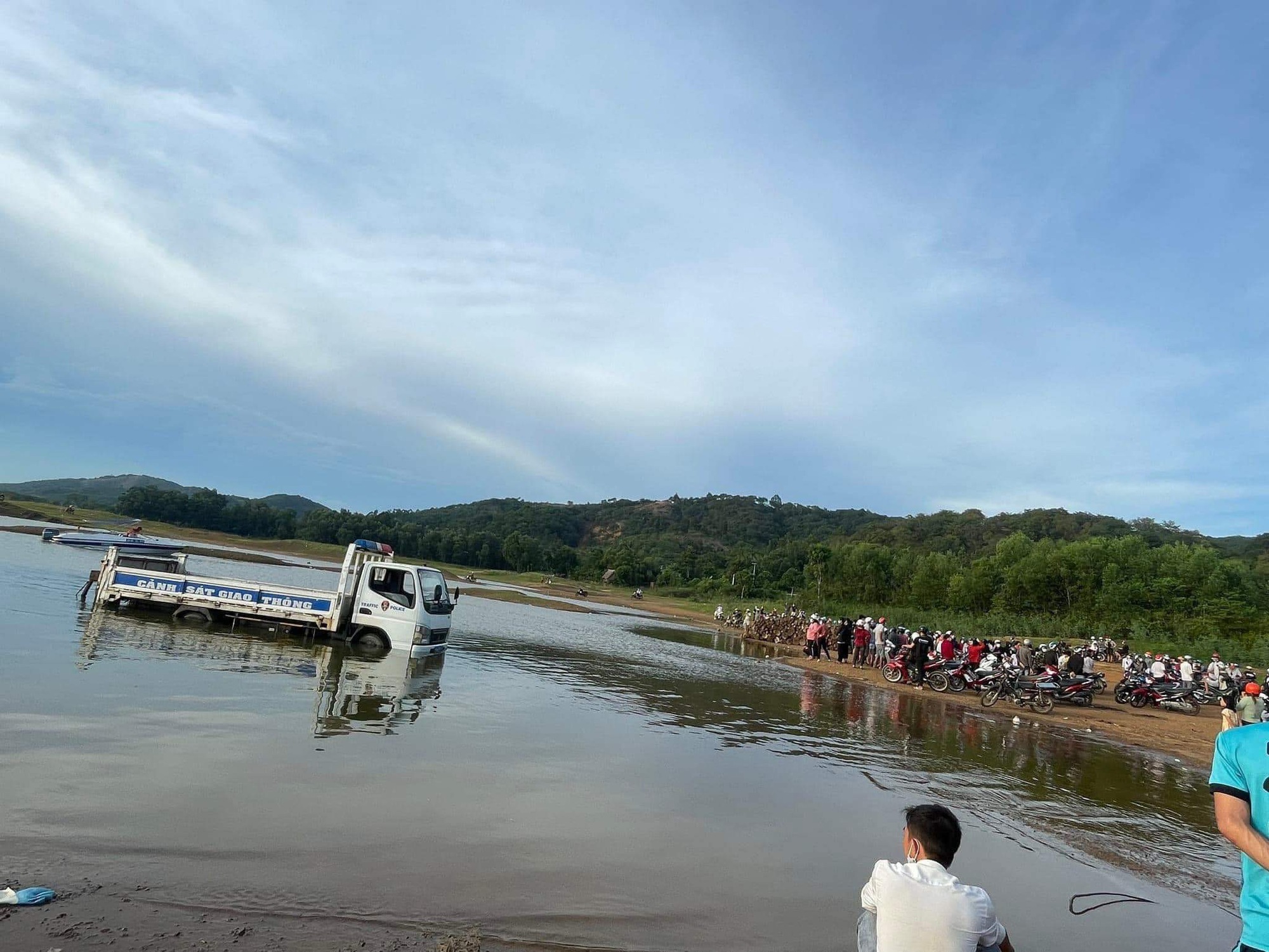 Đồng Nai: Lật thuyền ở hồ Đa Tôn, 6 người rơi xuống nước, 2 người mất tích - Ảnh 1.
