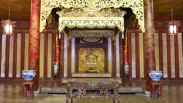 How luxurious did the kings of Dai Viet play?