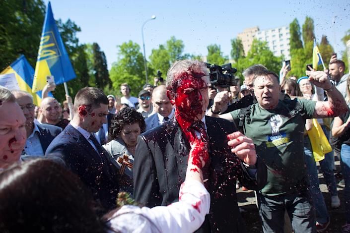 Hot: The Russian Ambassador to Poland was attacked at the cemetery of Soviet soldiers - Photo 1.