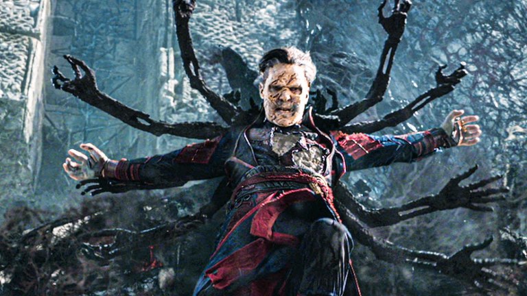 Doctor Strange 2 bị &quot;tố&quot; quá bạo lực và kinh dị - Ảnh 1.