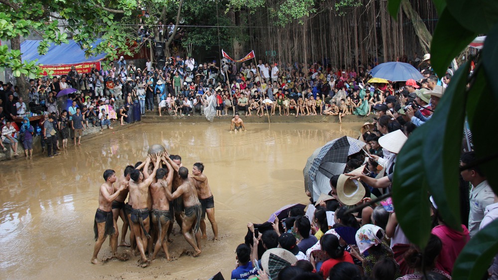 Organized once every 4 years, how special is the Water Bridge wrestling festival in Van Bac Giang village coming up?  - Photo 3.