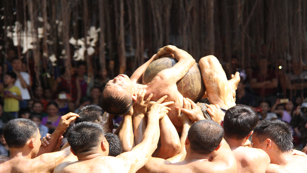 Held once every 4 years, how special is the Water Bridge wrestling festival in Van Bac Giang village coming up?  - Photo 2.