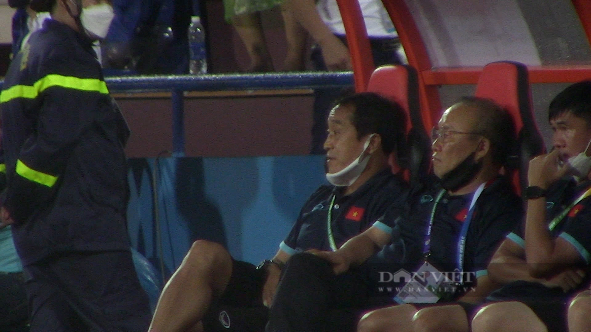 HLV Park Hang-seo đứng ngồi không yên khi U23 Việt Nam để hoà Philippes - Ảnh 2.