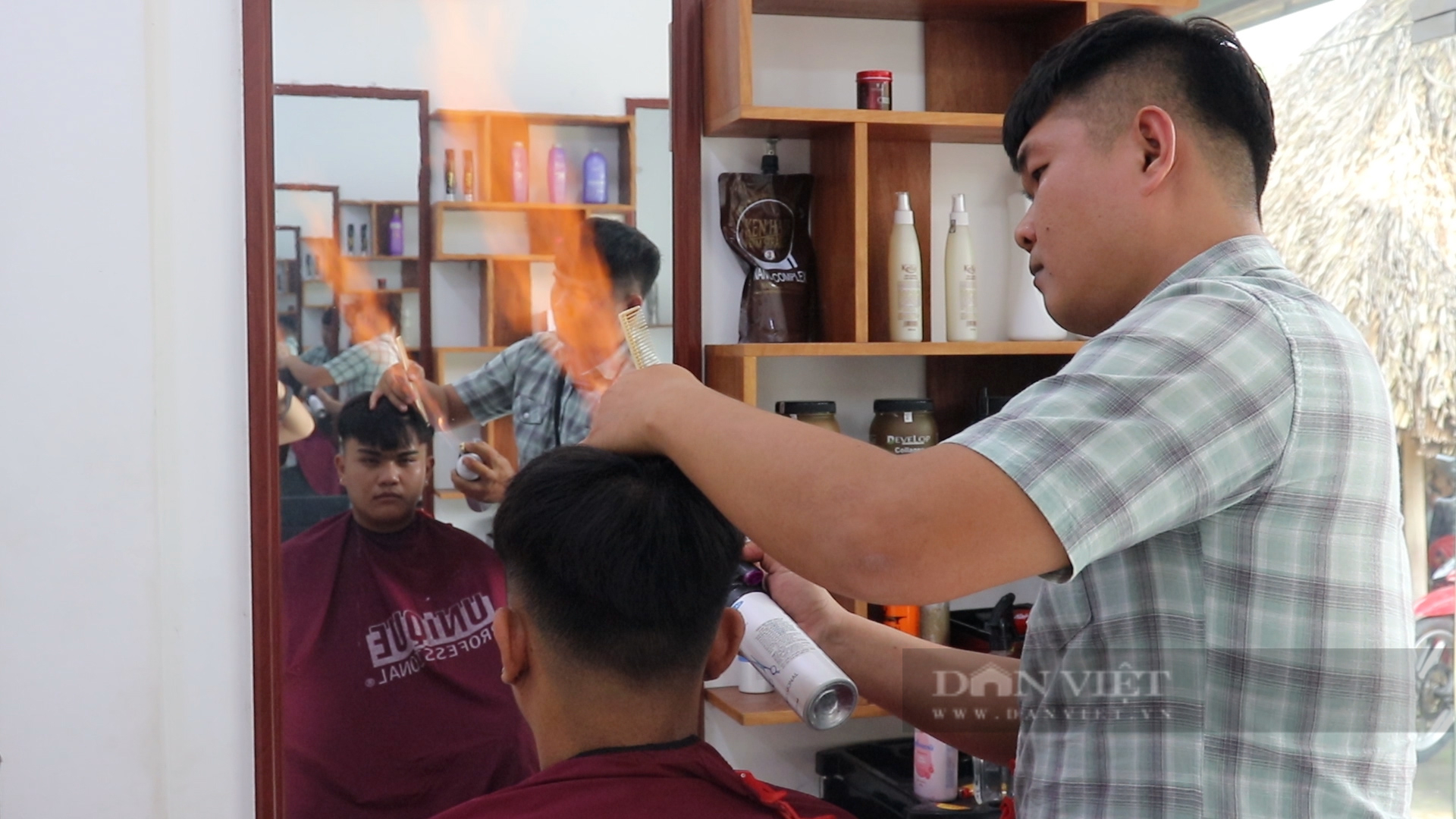 “Hú hồn” với nghề cắt tóc bằng lửa - Ảnh 2.