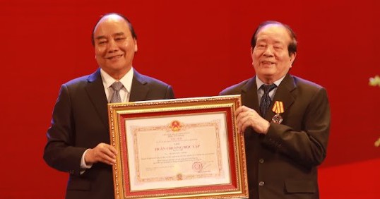 Poet Huu Thinh was awarded the Second-class Independence Medal by the President