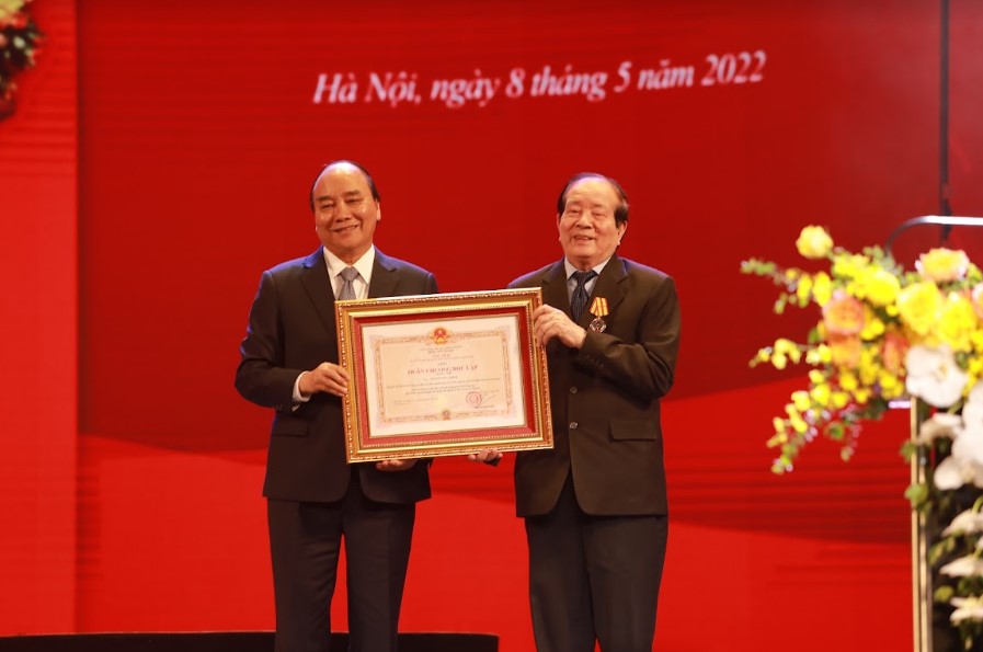 The State President awarded the Second-class Labor Medal to poet Huu Thinh - Photo 1.