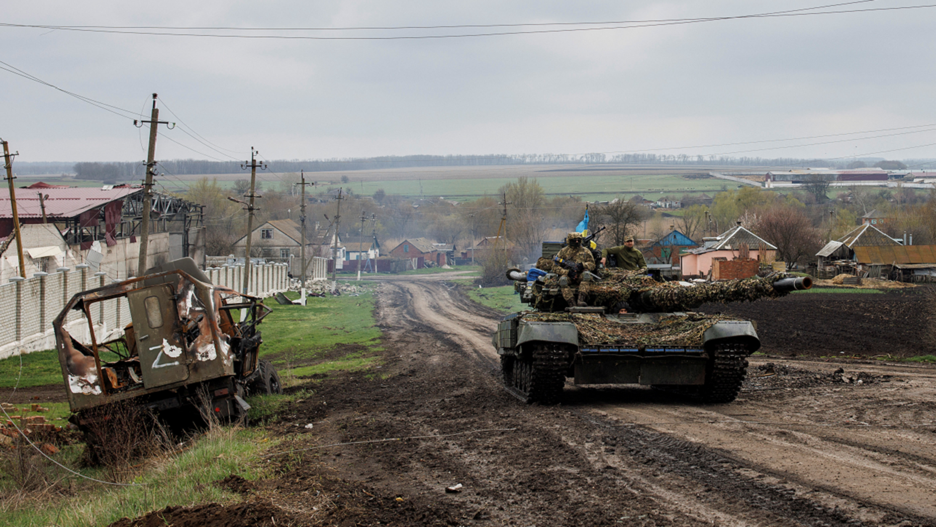 HOT: Ukraine counterattacks 'successfully' in Kharkiv, possibly pushing to the Russian border - Photo 2.