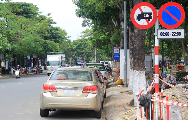 Bật đèn khẩn cấp để đỗ xe trên tuyến đường cấm dừng, đỗ có bị xử phạt? - Ảnh 1.