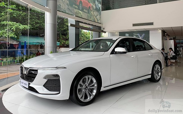 The price of VinFast Lux A2.0 car has never been so cheap, customers can own a car for only 700 million VND.