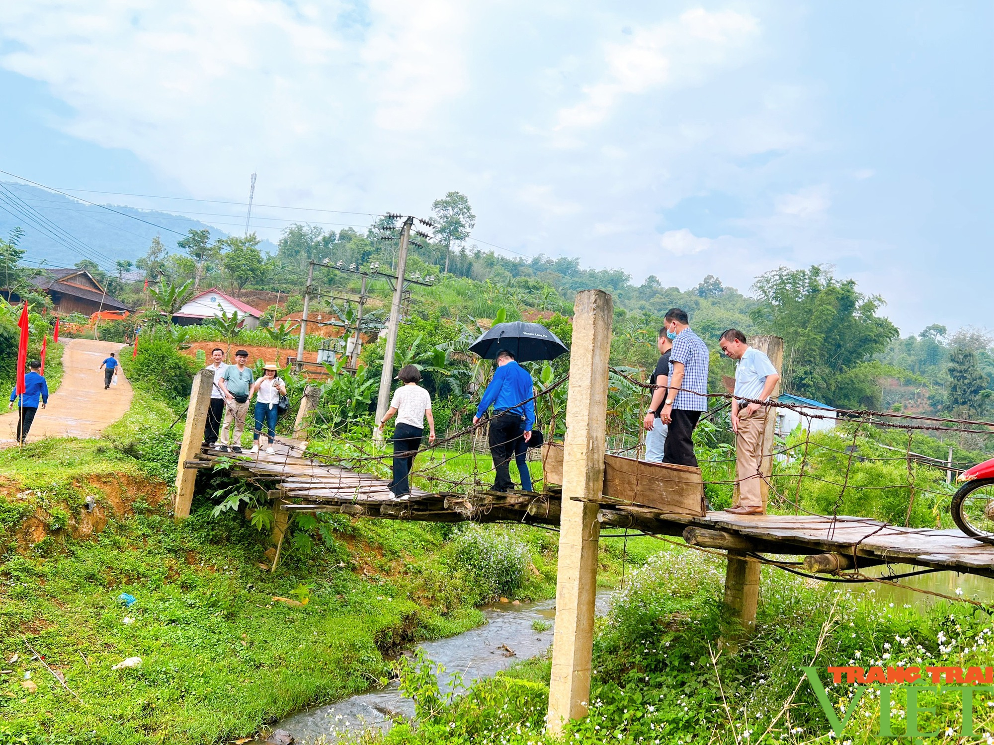 Huyện Mai Sơn khởi công làm cầu dân sinh cho người phát triển kinh tế - Ảnh 1.