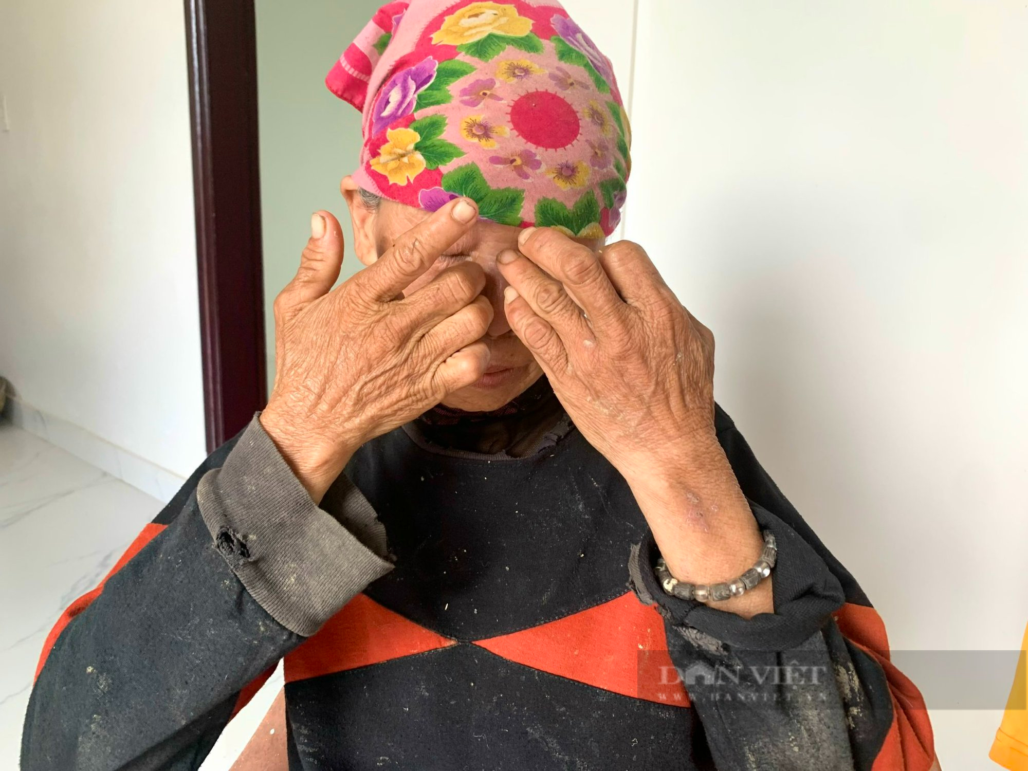 Người đàn ông kể hành trình đi bộ từ TP. Hồ Chí Minh về Quảng Bình, mẹ con ôm nhau khóc ngày gặp lại - Ảnh 4.