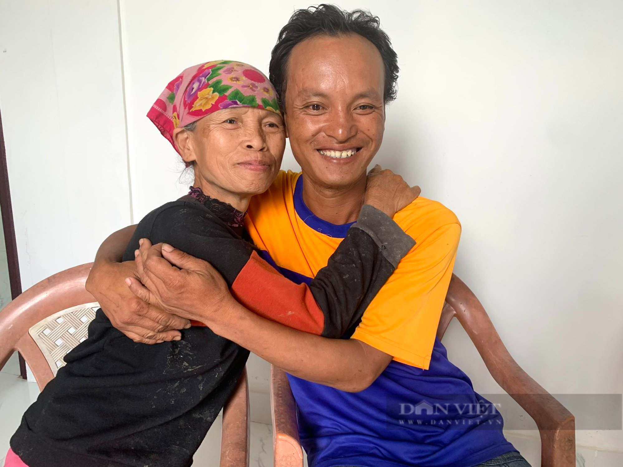 Người đàn ông kể hành trình đi bộ từ TP. Hồ Chí Minh về Quảng Bình, mẹ con ôm nhau khóc ngày gặp lại - Ảnh 5.
