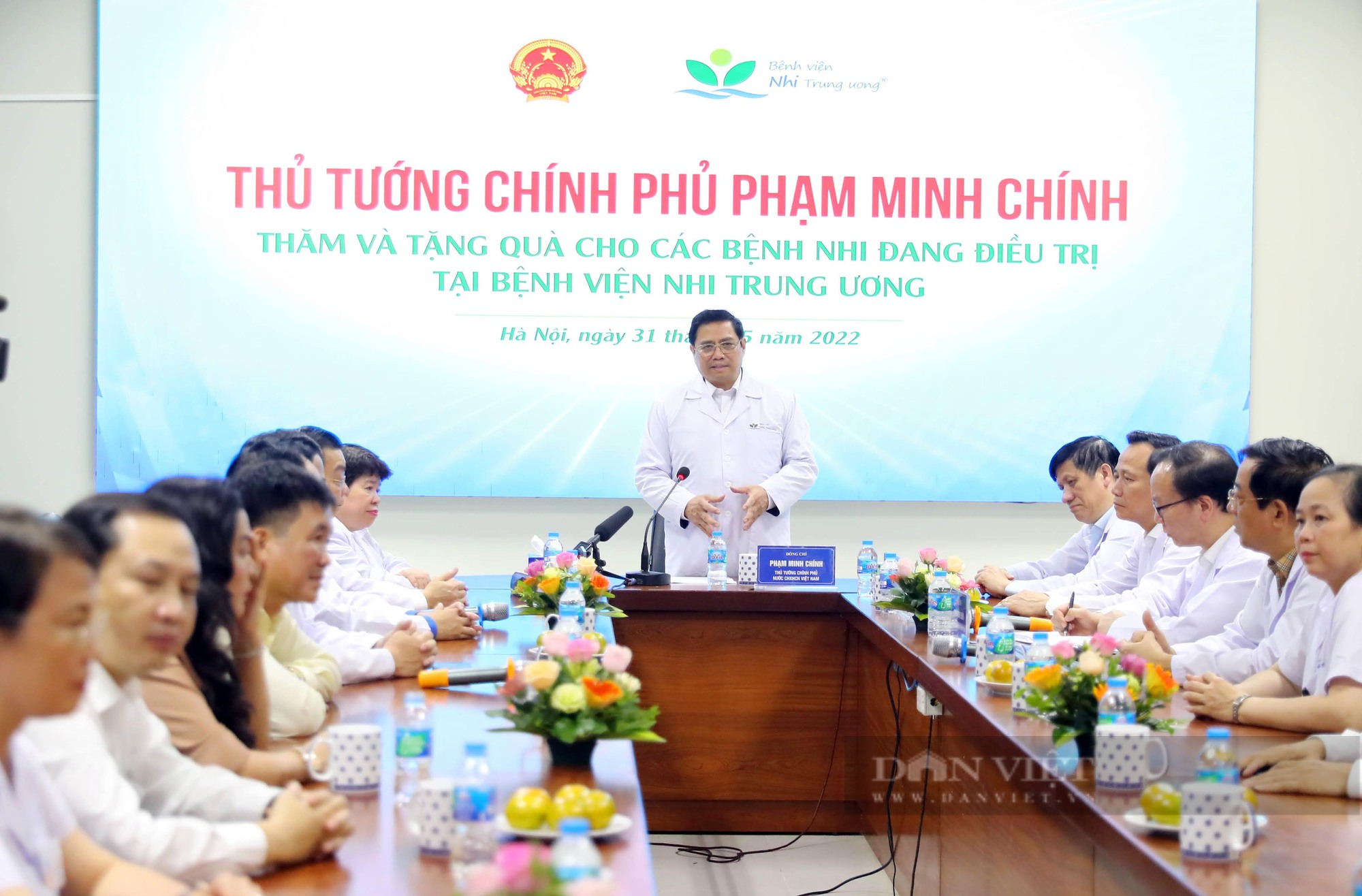 Thủ tướng Phạm Minh Chính thăm, tặng quà các bệnh nhi nhân ngày 1/6 - Ảnh 1.