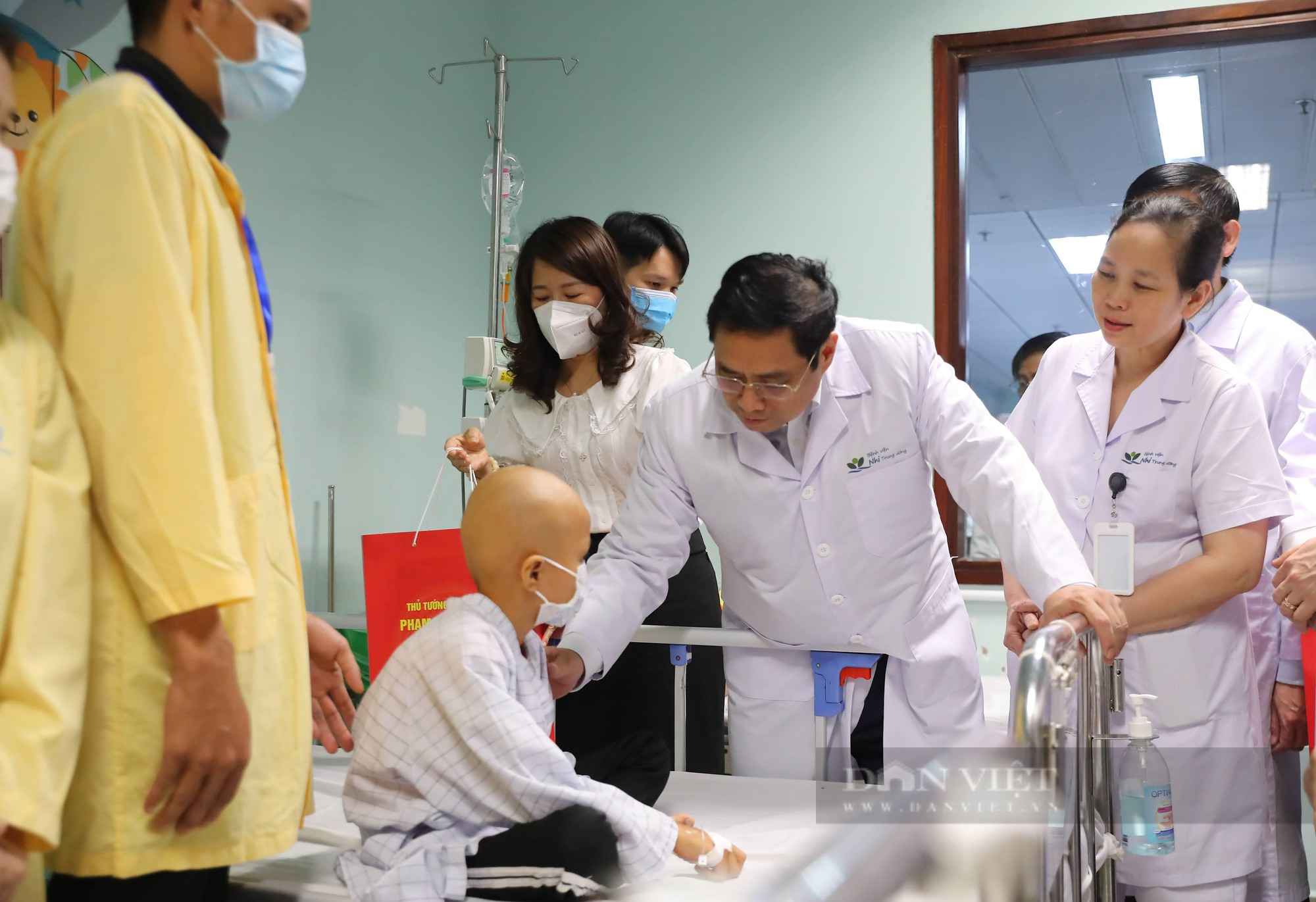 Thủ tướng Phạm Minh Chính thăm, tặng quà các bệnh nhi nhân ngày 1/6 - Ảnh 10.