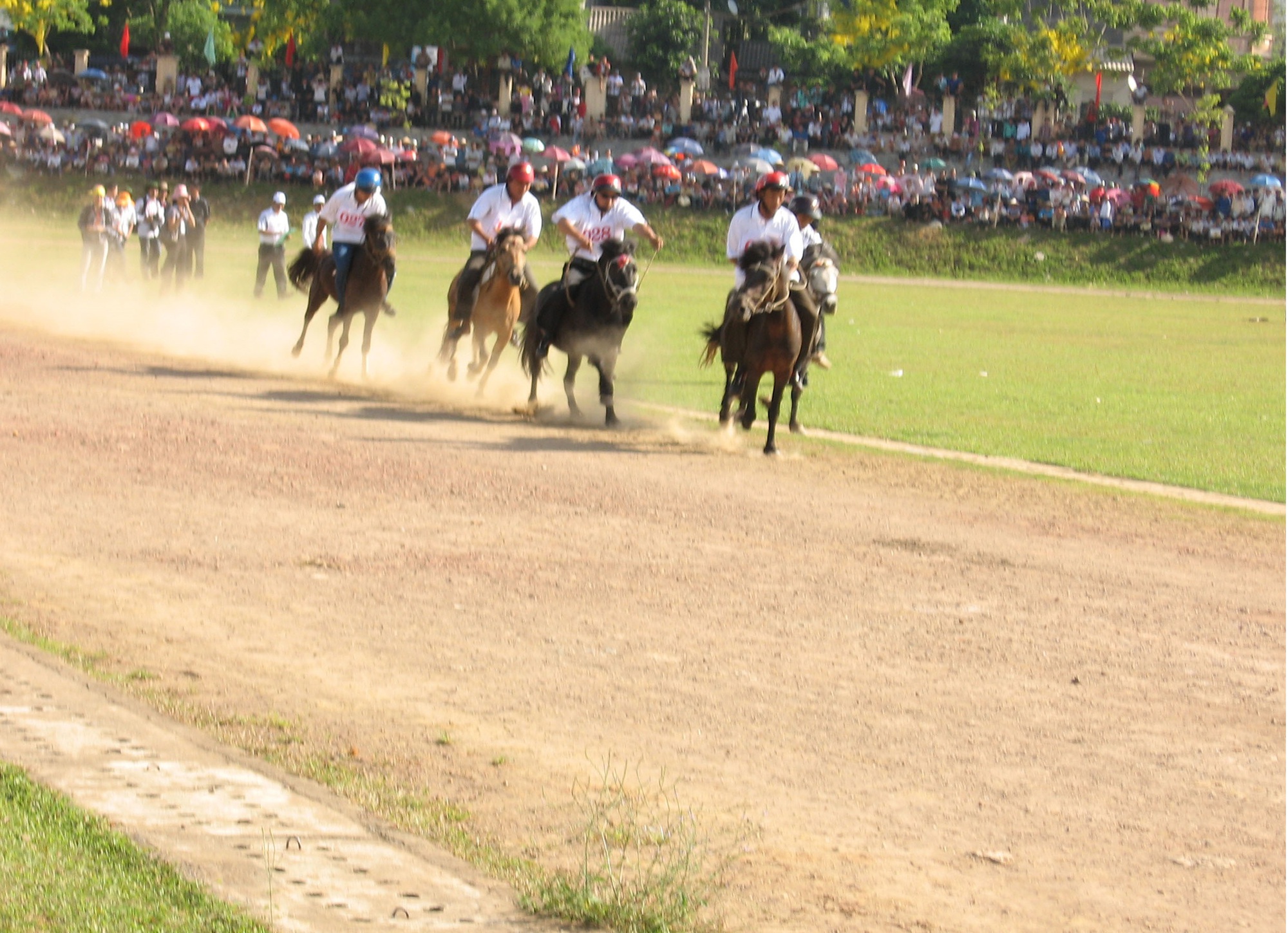 Lào Cai: 65 nài ngựa tham gia tranh tài tại Giải Đua ngựa truyền thống Bắc Hà - Ảnh 1.