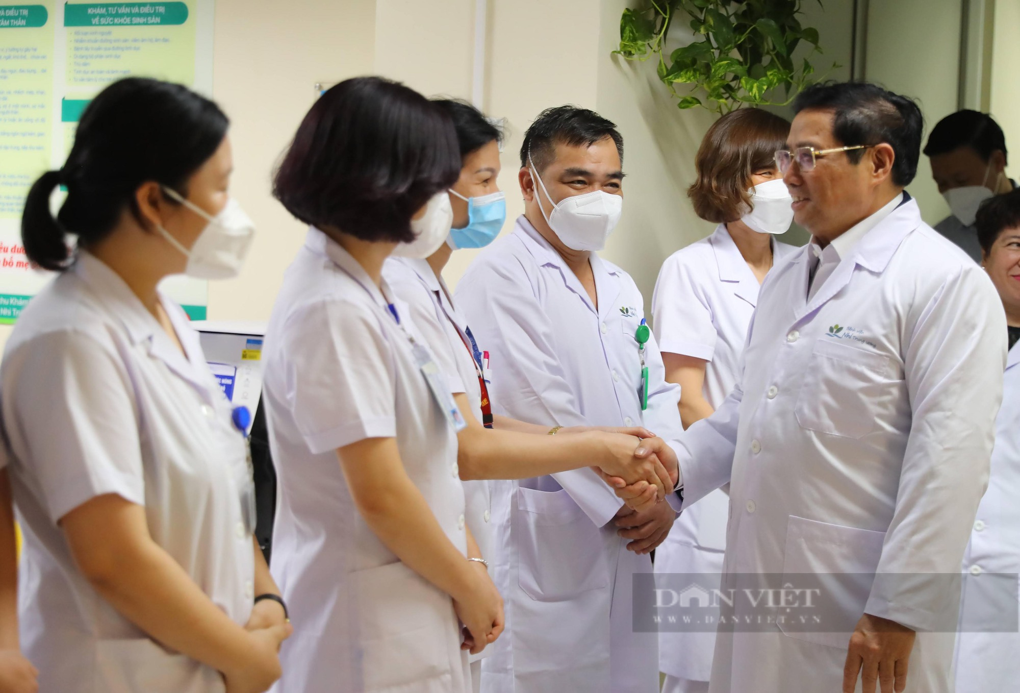 Thủ tướng Phạm Minh Chính thăm, tặng quà các bệnh nhi nhân ngày 1/6 - Ảnh 2.