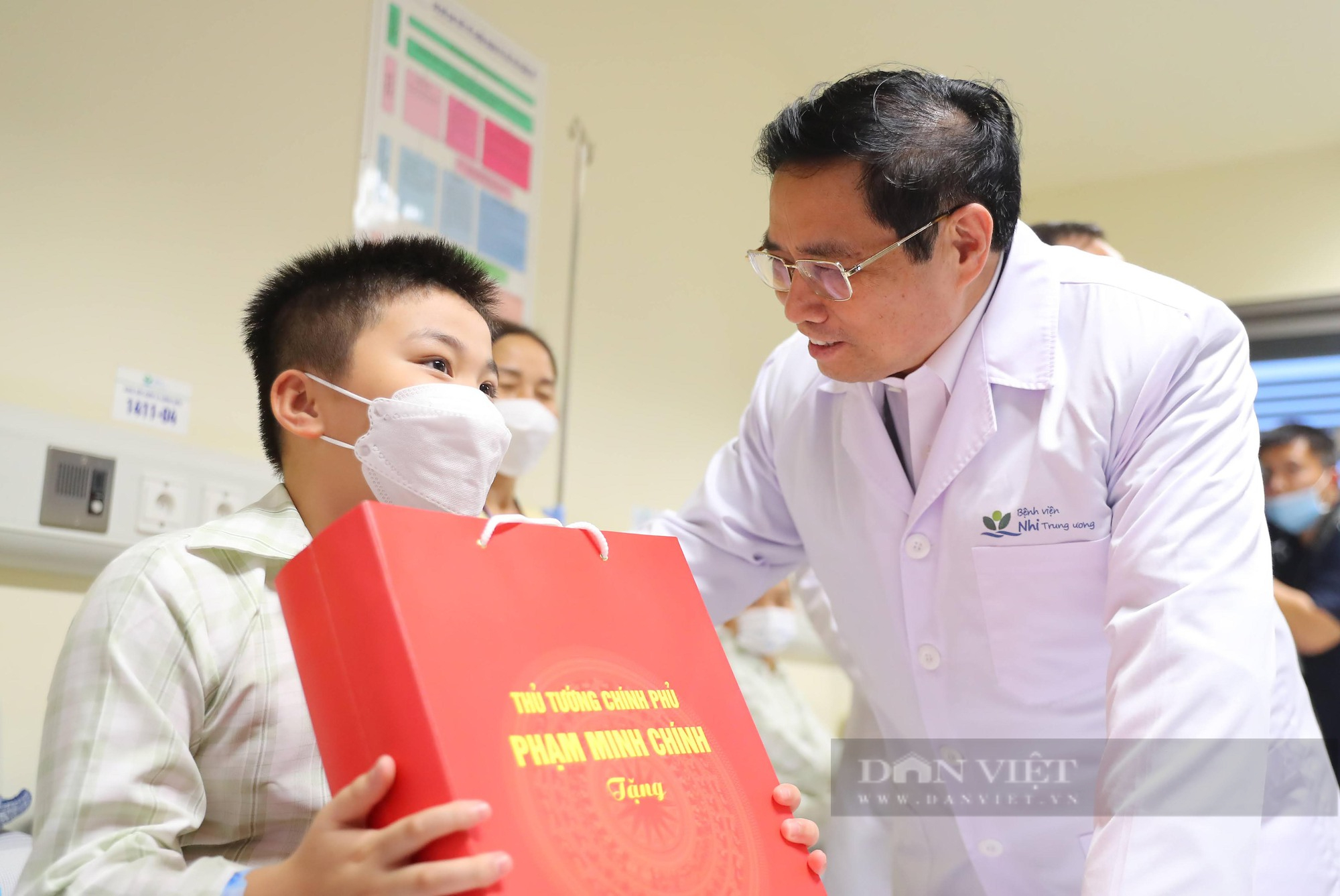 Thủ tướng Phạm Minh Chính thăm, tặng quà các bệnh nhi nhân ngày 1/6 - Ảnh 4.