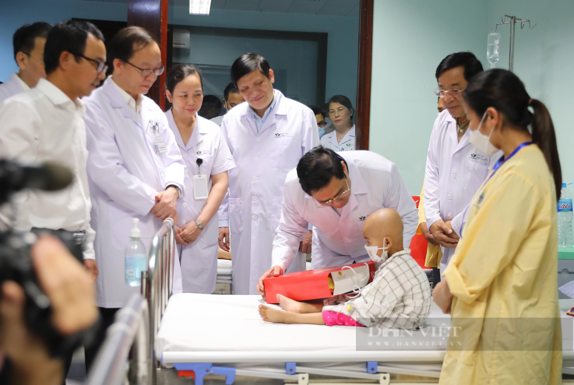 Thủ tướng Phạm Minh Chính thăm, tặng quà các bệnh nhi nhân ngày 1/6 - Ảnh 5.