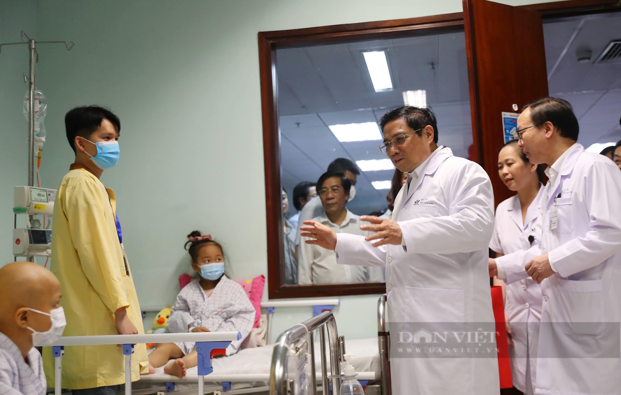 Thủ tướng Phạm Minh Chính thăm, tặng quà các bệnh nhi nhân ngày 1/6 - Ảnh 7.