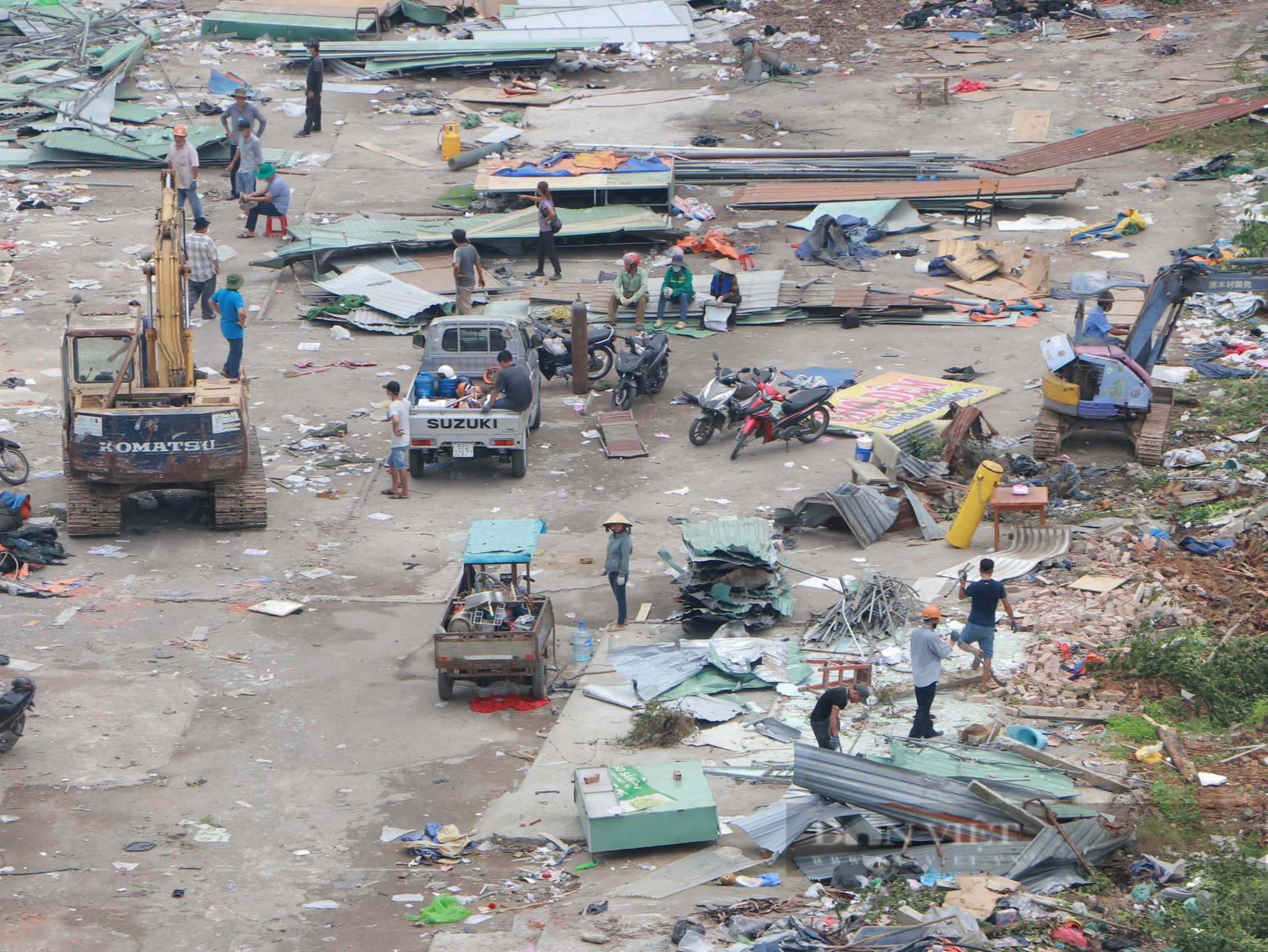 Hiện trạng chợ đêm ĐHQG TP.HCM sau khi giải tỏa trả mặt bằng: Một mảnh đất trống, đầy rác thải - Ảnh 1.