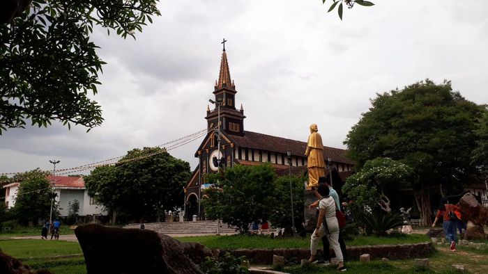 Nhà thờ gỗ Kon Tum cổ kính - Ảnh 1.