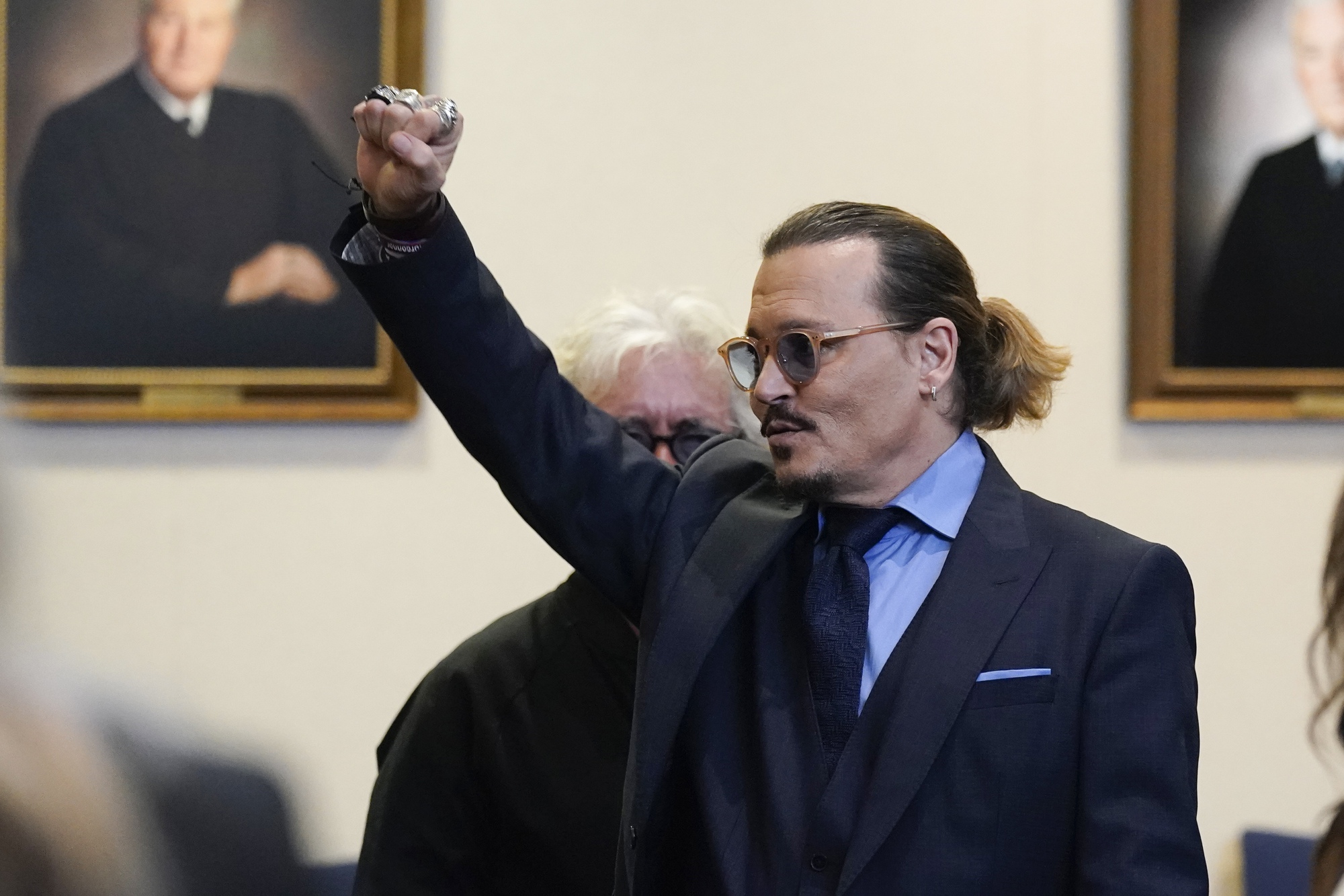 Vòng giấy đeo tay trong phiên tòa Johnny Depp và Amber Herd được bán với giá &quot;khủng&quot; - Ảnh 2.