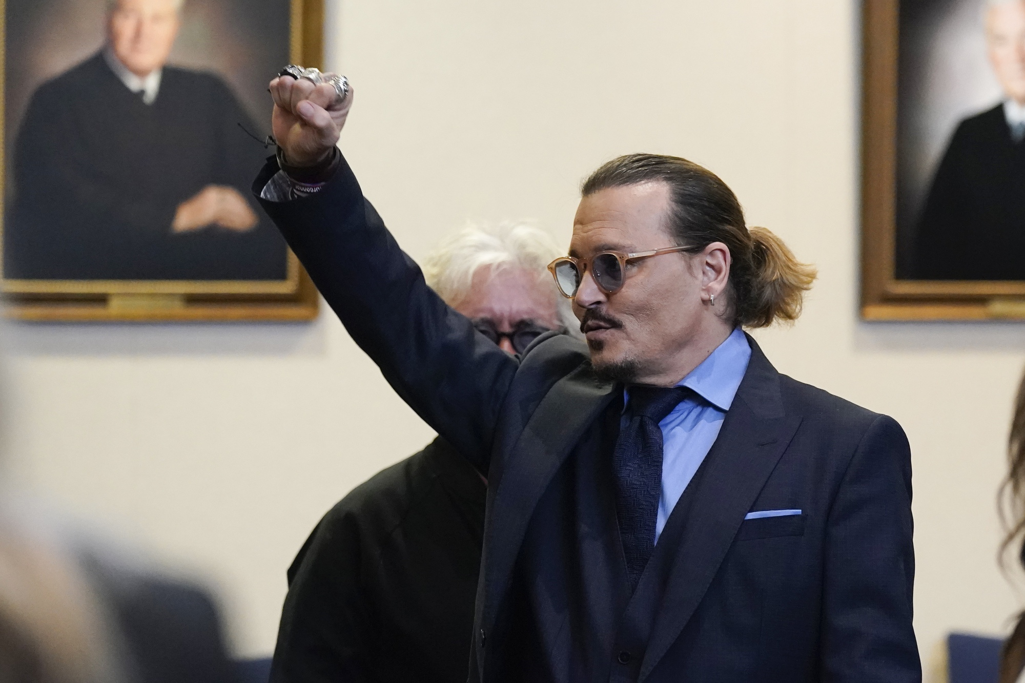 Johnny Depp suddenly won the lawsuit against Amber Heard - Photo 1.