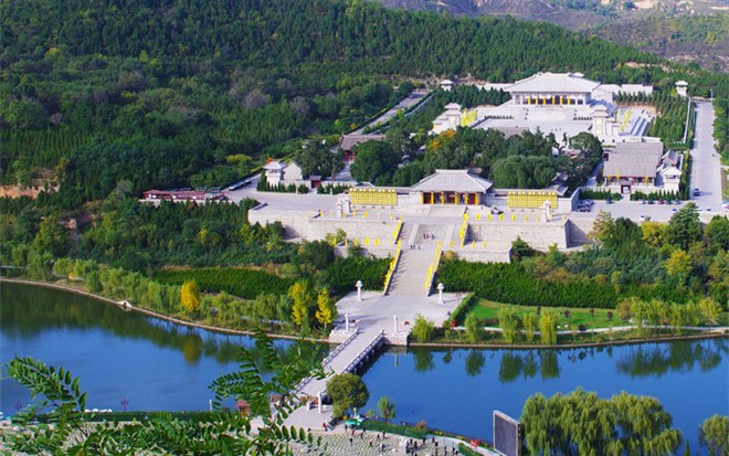 What feng shui elements is the tomb of the emperor of China built on?