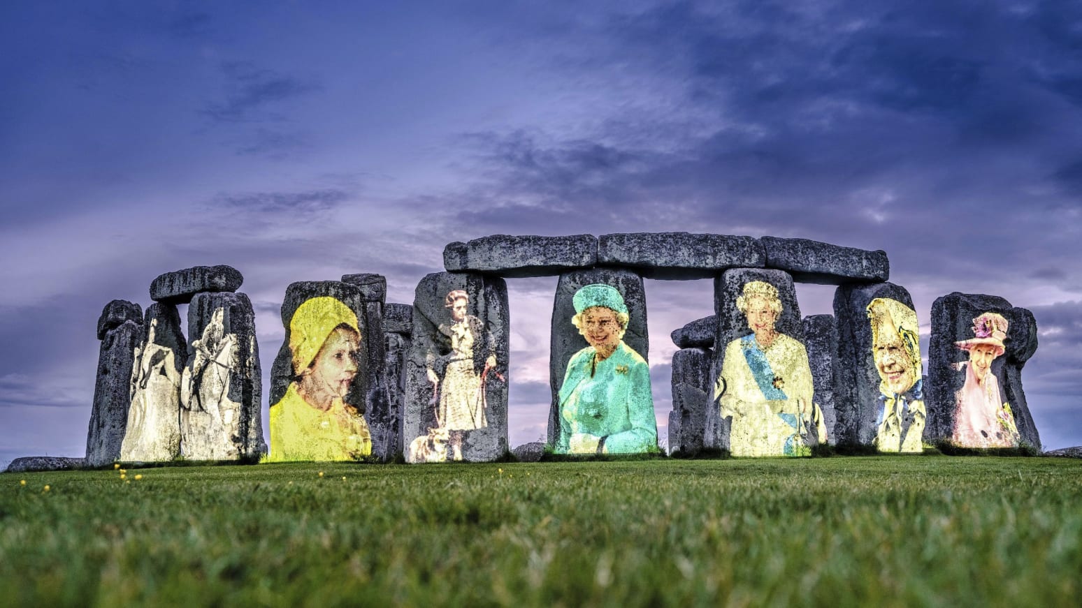 The image of the Queen of England on the mysterious stone circle - Photo 1.