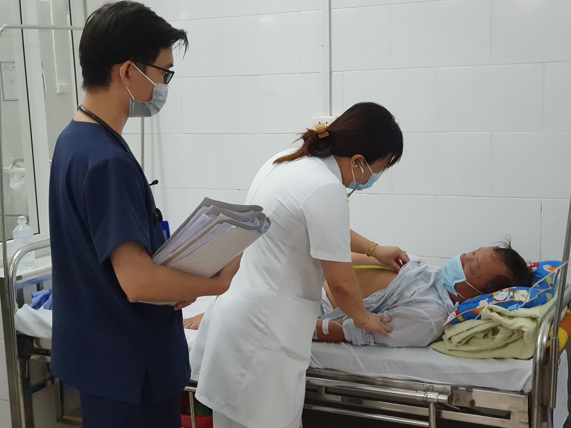 2 bệnh nhân sốt rét sau khi về từ Angola, nguy cơ chẩn đoán bỏ sót - Ảnh 2.