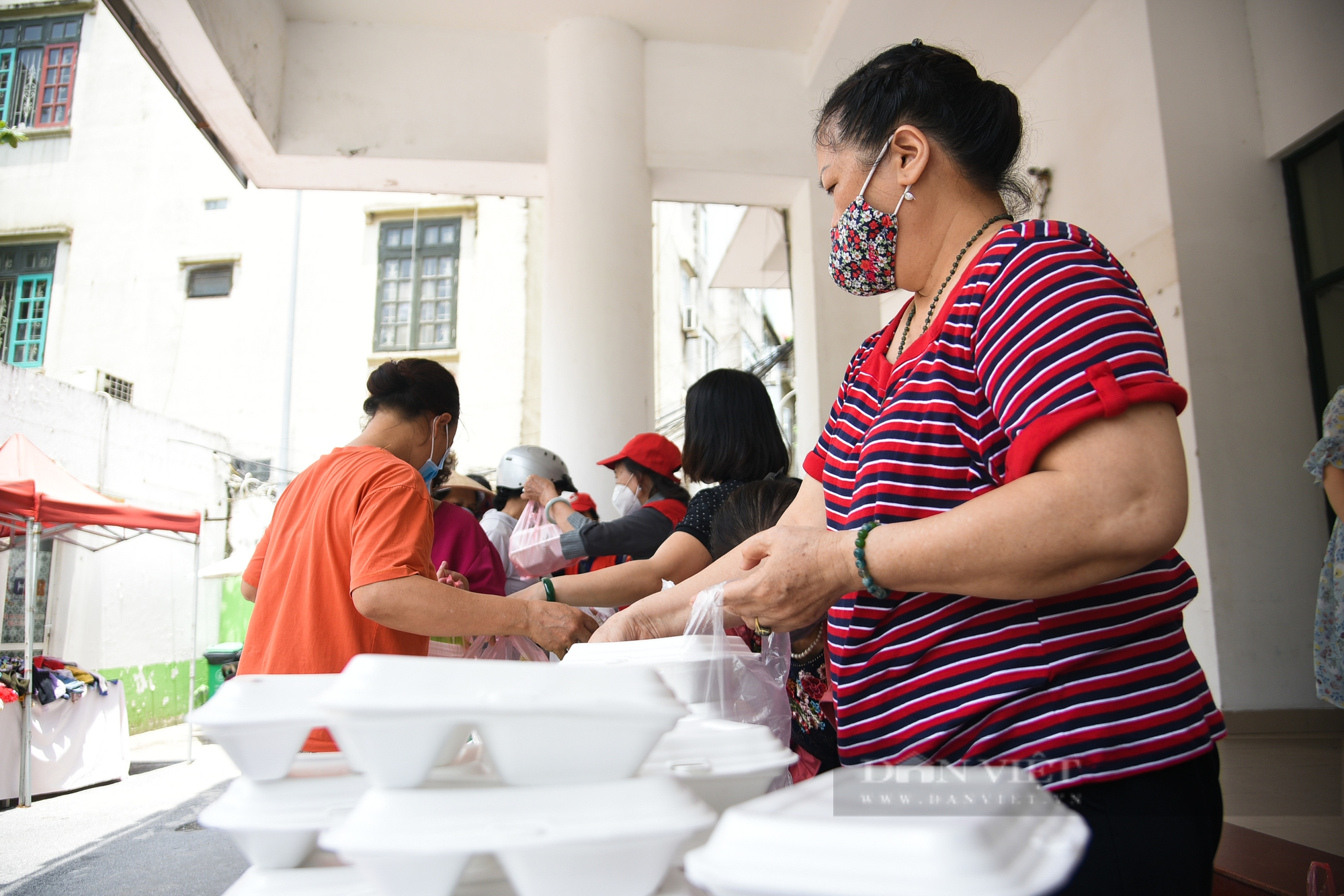 Hơn 100 suất cơm 2.000 đồng và quần áo miễn phí dành cho những người khó khăn tại Hà Nội - Ảnh 7.