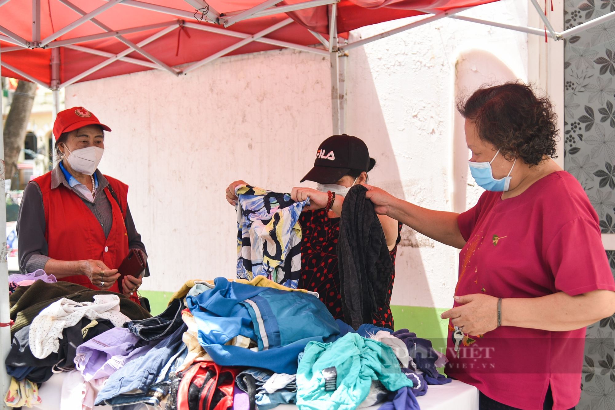 Hơn 100 suất cơm 2.000 đồng và quần áo miễn phí dành cho những người khó khăn tại Hà Nội - Ảnh 9.