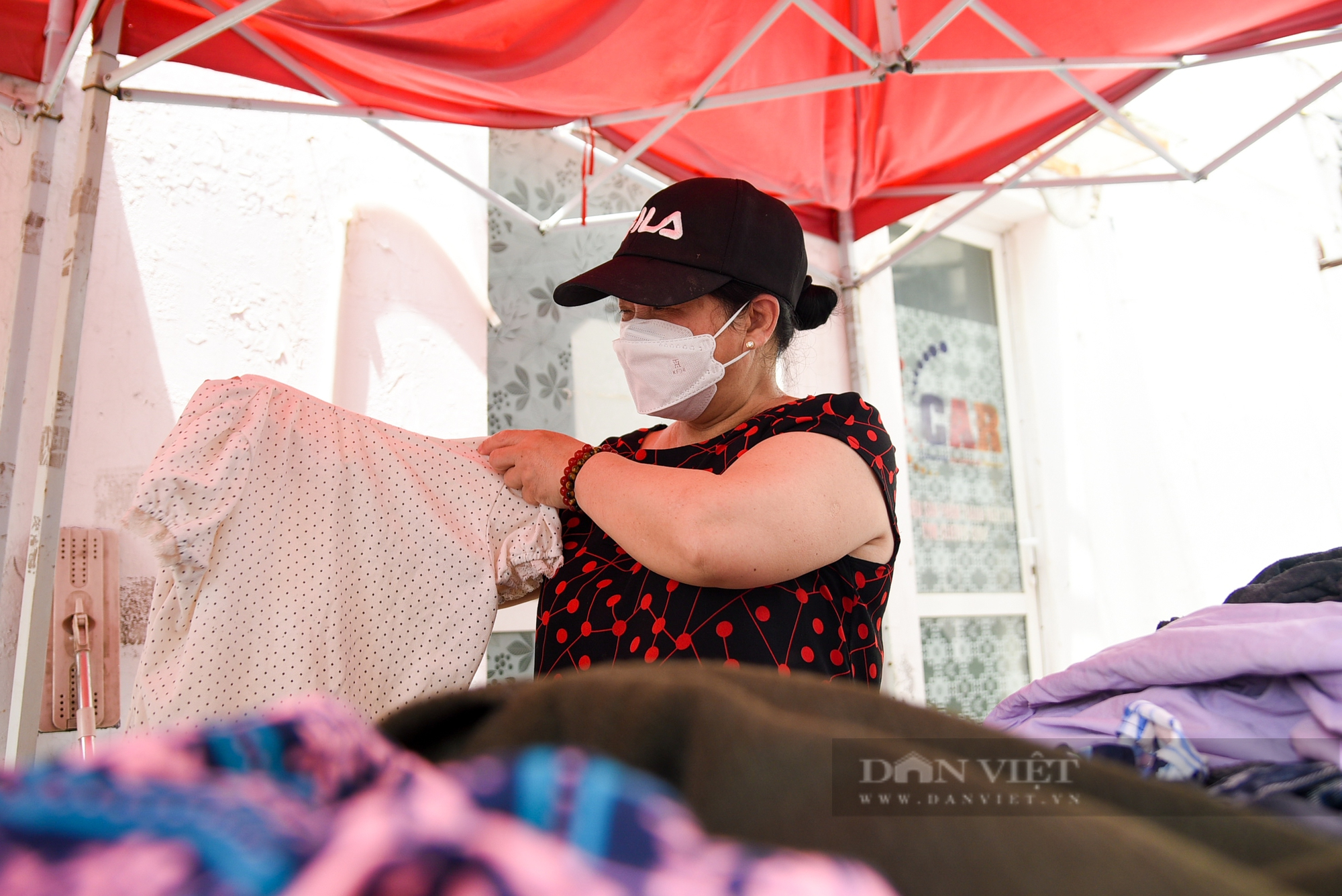 Hơn 100 suất cơm 2.000 đồng và quần áo miễn phí dành cho những người khó khăn tại Hà Nội - Ảnh 10.