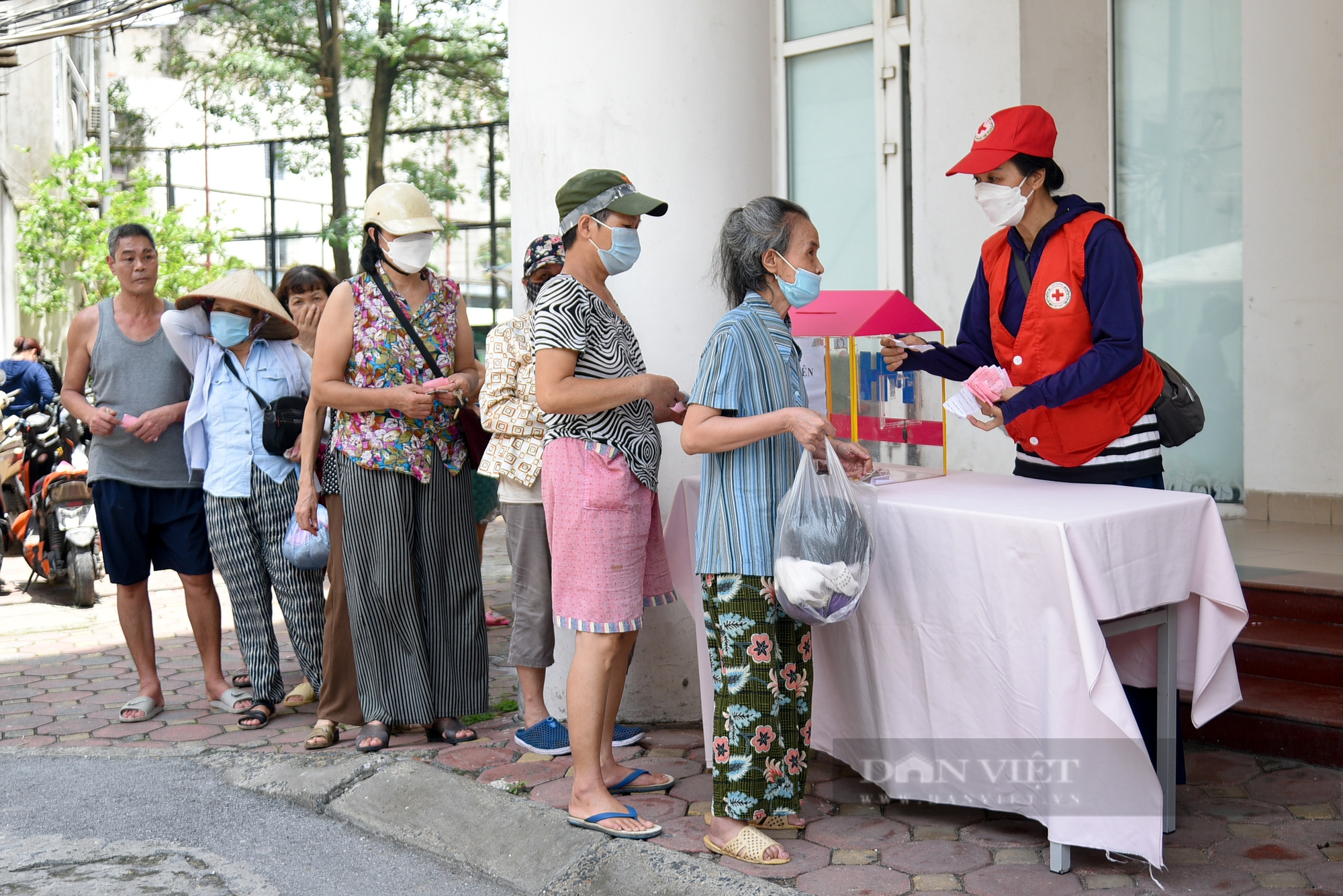 Hơn 100 suất cơm 2.000 đồng và quần áo miễn phí dành cho những người khó khăn tại Hà Nội - Ảnh 1.