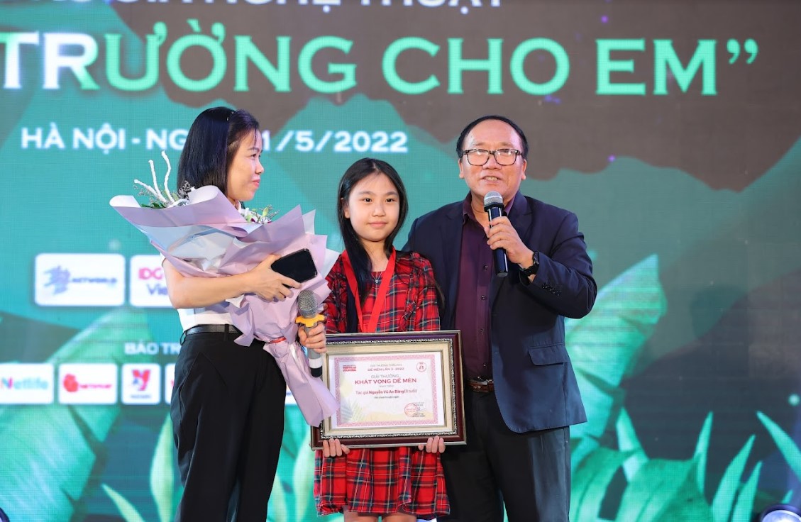 Thanh Lam và Tùng Dương đấu giá thành công chiếc áo có chữ ký các cầu thủ đội tuyển Việt Nam - Ảnh 1.