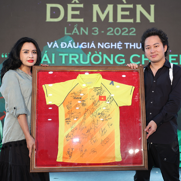 Thanh Lam và Tùng Dương đấu giá thành công chiếc áo có chữ ký các cầu thủ đội tuyển Việt Nam - Ảnh 2.