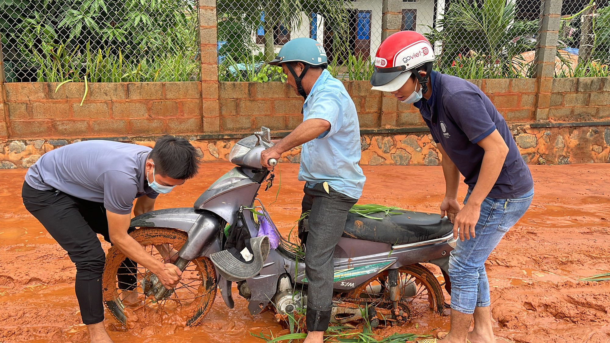 Bình Thuận: Mưa lớn, cát đỏ tràn xuống đường nhiều xe đang chạy bị ngập đứng bánh - Ảnh 1.