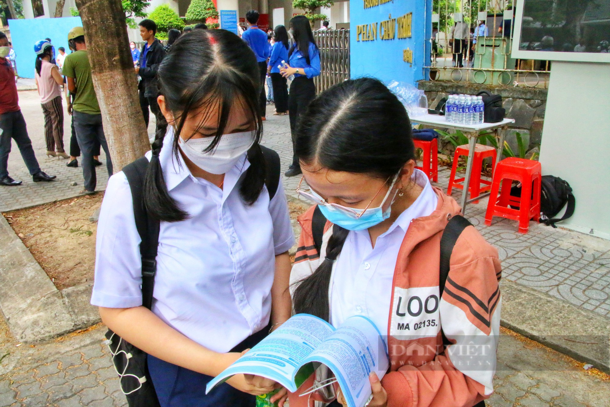 Tuyển sinh lớp 10 Đà Nẵng: Thí sinh ôn tập trước điểm thi, phụ huynh &quot;nín thở&quot; chờ kết quả - Ảnh 2.