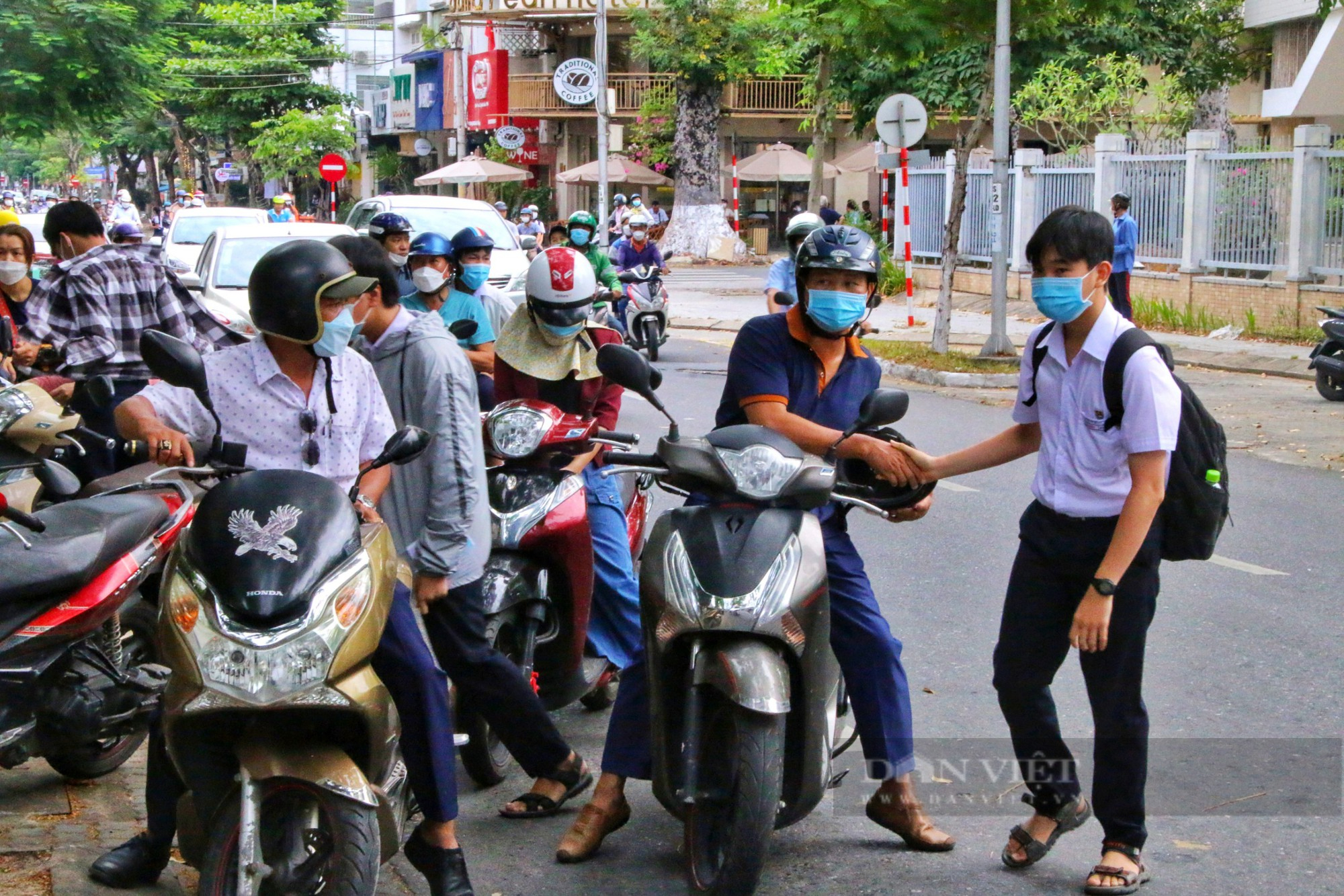 Tuyển sinh lớp 10 Đà Nẵng: Thí sinh ôn tập trước điểm thi, phụ huynh &quot;nín thở&quot; chờ kết quả - Ảnh 3.