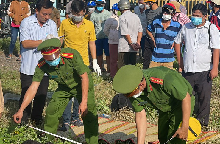 Bình Thuận: Công an điều tra vụ một thanh niên tử vong ven Quốc lộ 1A, xe máy nằm dưới lề đường - Ảnh 1.